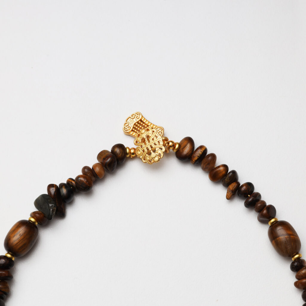 tigers-eye-gemstone-necklace-gold-clasp-detail